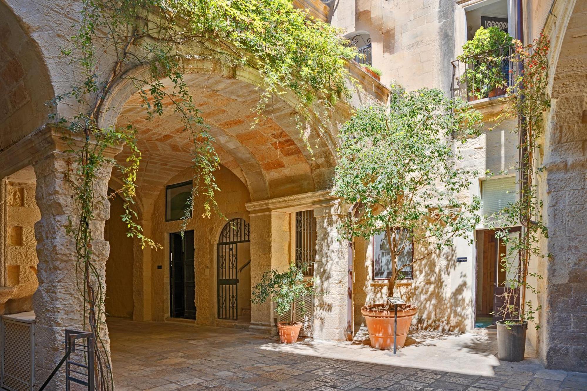 Palazzo Persone Dimora Storica Bed & Breakfast Lecce Eksteriør bilde